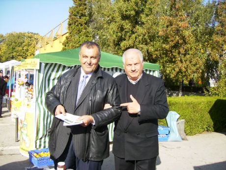 Doi fermieri români s-au dus în Bulgaria să producă aronia şi kaki